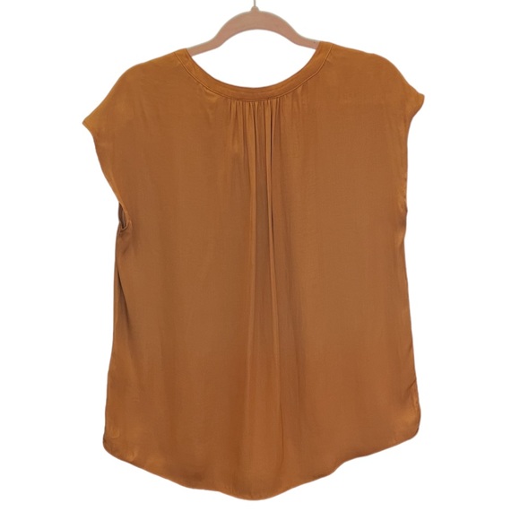 T Tahari Split Neck Top in Toffee Camel - Size Small - NWT - Picture 3 of 3